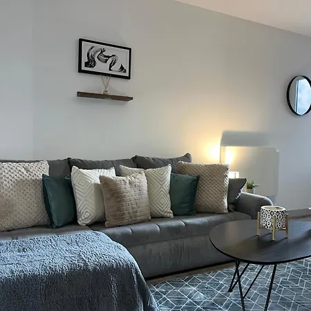 1br-2 Double Beds-sleeps 6-perfect For Long