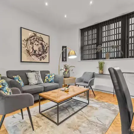 New Build Duplex Minutes From Centre - Pass The Keys *