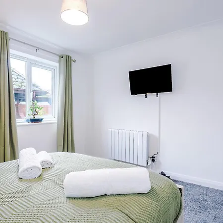 Comfy 1br In Salford, Kitchen, Wifi And Parking