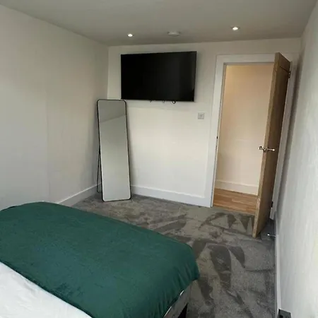 6 Guests Parking Near Old Trafford Football & Cricket 10 Mins To Ideal For Contractors & Professionals * Манчестер