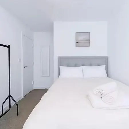 Spacious In Mcr - Free Parking, Ps5 & Superfast Wifi