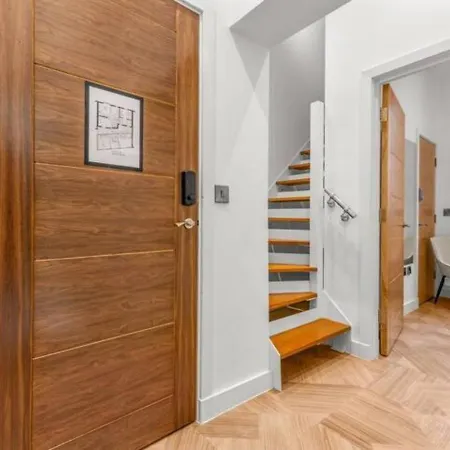 Duplex - Walk Ao Arena & Deansgate - Pass The Keys