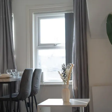 Апартаменты Modern 3-bedroom Near Centre Манчестер