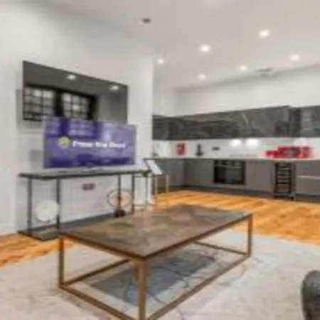 Beautiful Newly Built Flat - Walk To Centre - Pass The Keys *