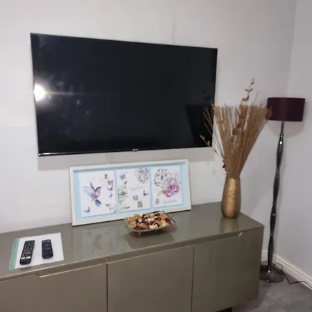 Newly Refurbished 2- Bed Stylish *