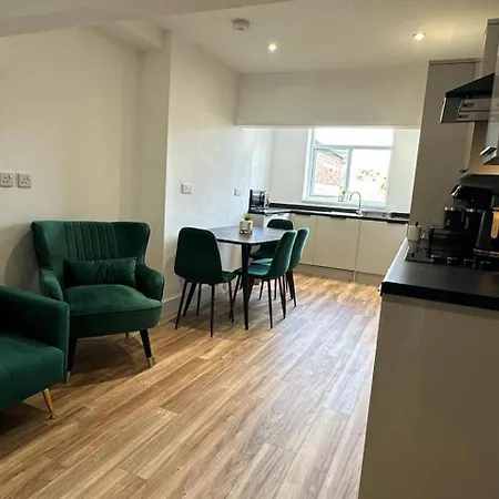 6 Guests Parking Near Old Trafford Football & Cricket 10 Mins To Ideal For Contractors & Professionals Апартаменты