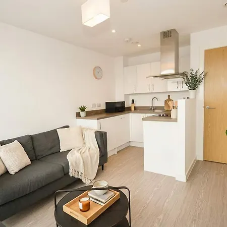 Modern 1 Bed With Views In