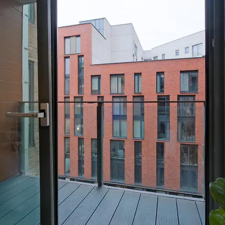 Modern 2 Bed With Balcony By Arndale *