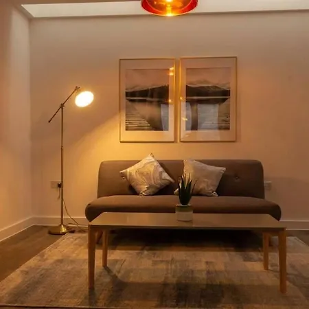 Modern & Spacious 2 Bed By Old Trafford * Манчестер