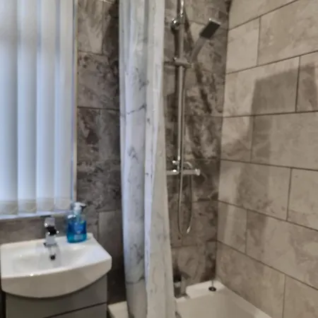 Newly Refurbished 2- Bed Stylish