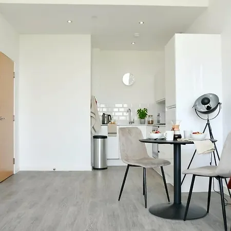 Spacious 1 Bed Near Etihad *