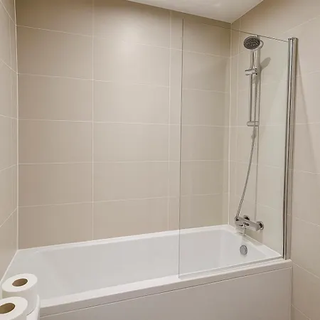 Lägenhet Cozy Two Bed With Juliet Balcony And Free Secure Parking