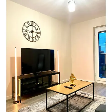 Cozy Two Bed With Juliet Balcony And Free Secure Parking Apartment *