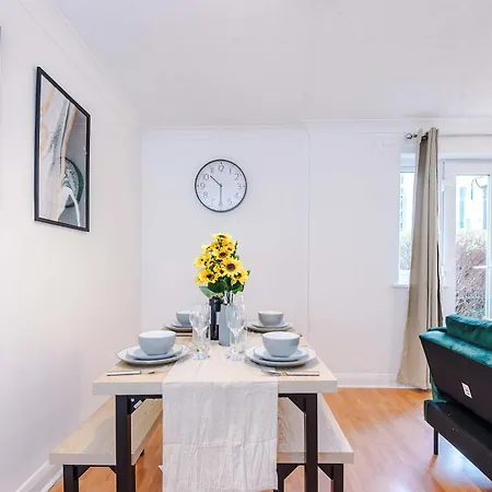 Comfy 1br In Salford, Kitchen, Wifi&parking