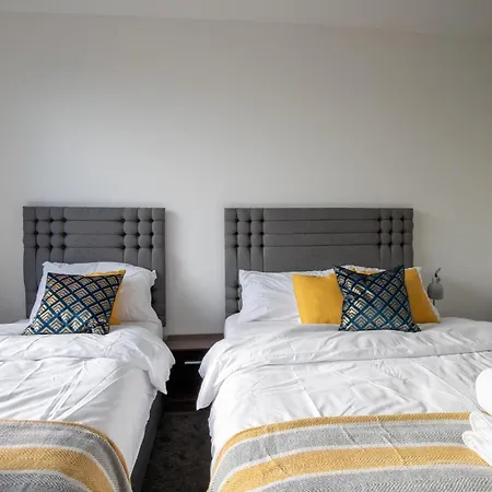 아파트 Luxury Deluxe - 4 Bedrooms - 6 Beds - 10 Guests - Private Parking - Contractors Welcome - Trafford Stretford 맨체스터
