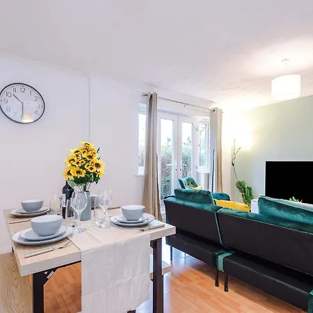 Comfy 1br In Salford, Kitchen, Wifi And Parking 公寓