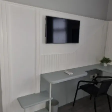 Newly Refurbished 2- Bed Stylish Lejlighed