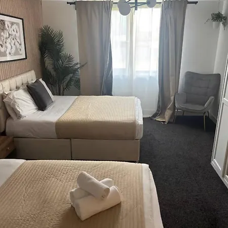 Salford Quays 4 Guests / Parking