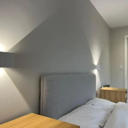 Joyful Group - Stylish 2br Retreat On Regent Road דירה מנצ'סטר