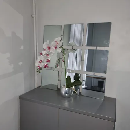 Lejlighed Newly Refurbished 2- Bed Stylish *