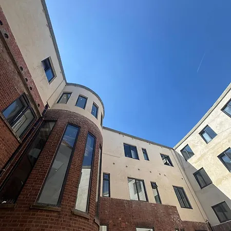 Salford Quays 4 Guests / Parking דירה