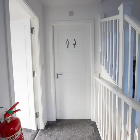 Luxury Deluxe - 4 Bedrooms - 6 Beds - 10 Guests - Private Parking - Contractors Welcome - Trafford Stretford *