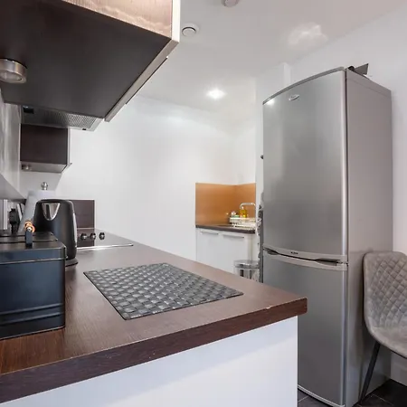 Prime For 6 Guests * Manchester