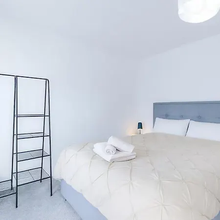 Spacious In Mcr - Free Parking, Ps5 & Superfast Wifi