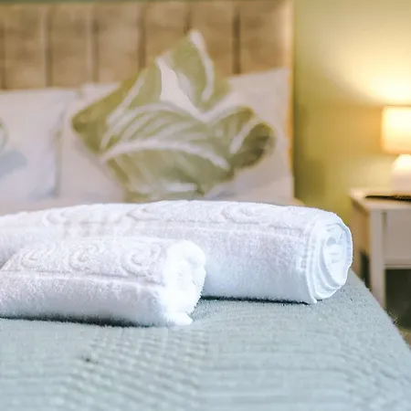 Comfy 1br In Salford, Kitchen, Wifi And Parking Apartament