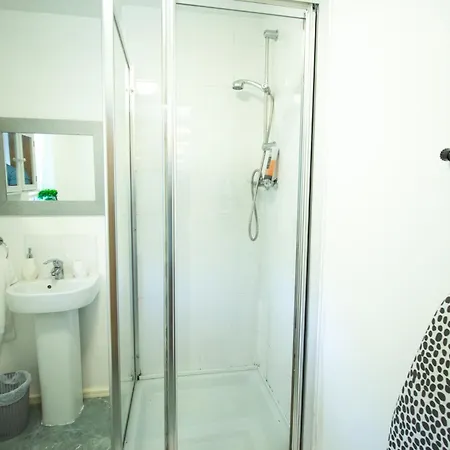 Close To Centre 3-bed Townhouse, Sleeps 7, Free Parking, Great Transport Links דירה