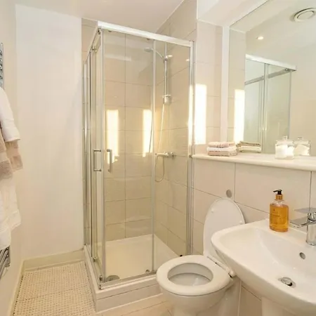 Modern 1 Bed With Views In *