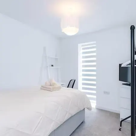 Spacious In Mcr - Free Parking, Ps5 & Superfast Wifi Апартаменты *
