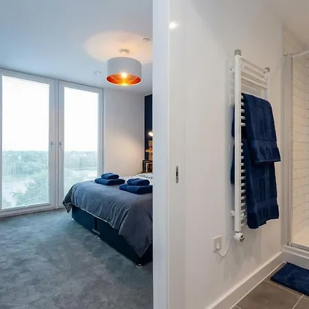 Modern & Spacious 2 Bed By Old Trafford Lejlighed