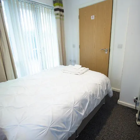 Close To Centre 3-bed Townhouse, Sleeps 7, Free Parking, Great Transport Links דירה