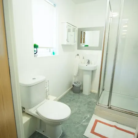 Close To Centre 3-bed Townhouse, Sleeps 7, Free Parking, Great Transport Links דירה מנצ'סטר