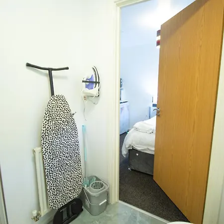 Close To Centre 3-bed Townhouse, Sleeps 7, Free Parking, Great Transport Links 曼彻斯特