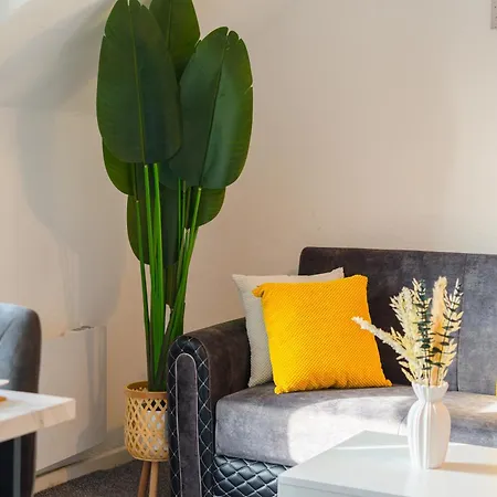 Modern 3-bedroom Near Centre *