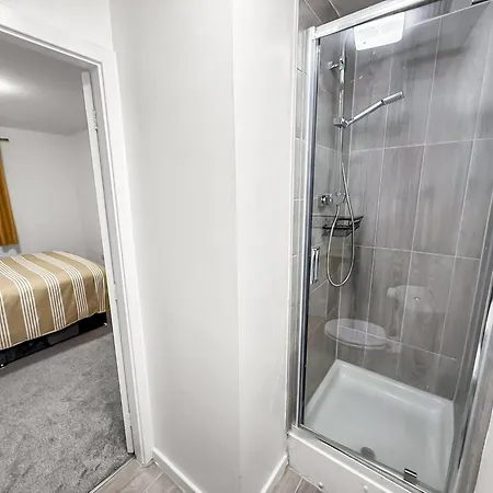 Daire New Getaway House With 2 Free Parking Manchester