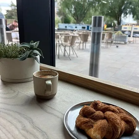 Chic Mill With Canal Views Манчестер