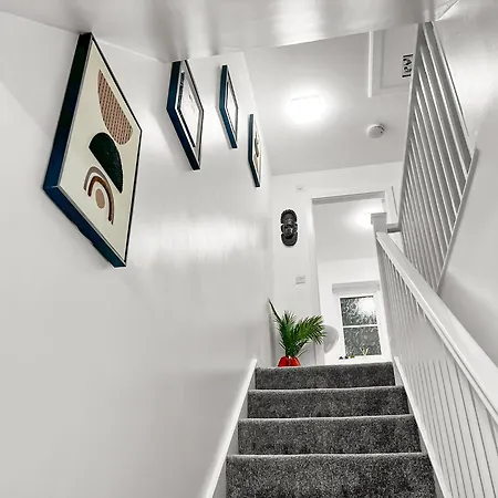 New Getaway House With 2 Free Parking דירה מנצ'סטר