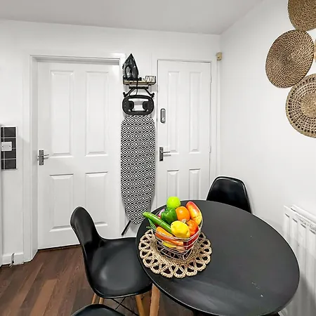 公寓 New Getaway House With 2 Free Parking *