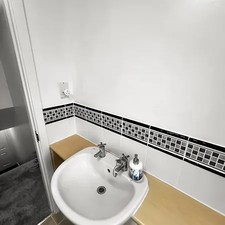 New Getaway House With 2 Free Parking *