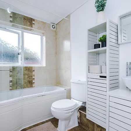 Comfy 1br In Salford, Kitchen, Wifi&parking *