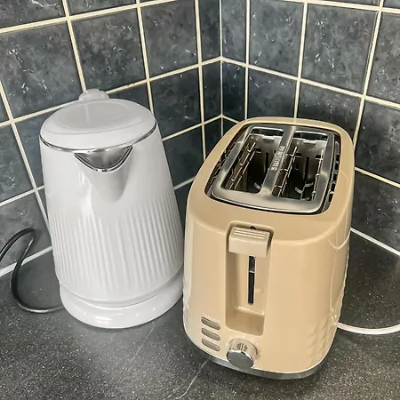 New Getaway House With 2 Free Parking Manchester