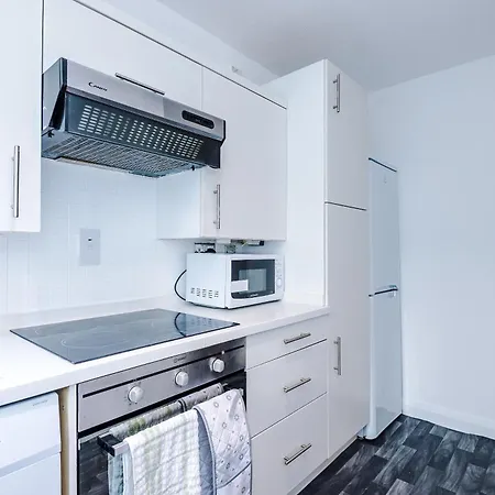 Comfy 1br In Salford, Kitchen, Wifi And Parking