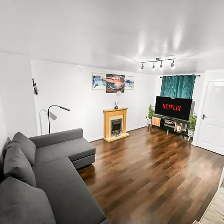 New Getaway House With 2 Free Parking * 맨체스터