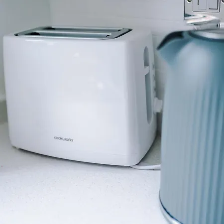 Comfy 1br In Salford, Kitchen, Wifi And Parking 公寓