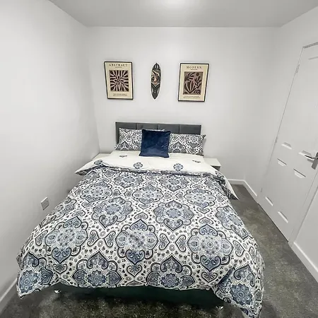 New Getaway House With 2 Free Parking