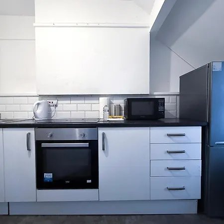 Modern 3-bedroom Near Centre شقة