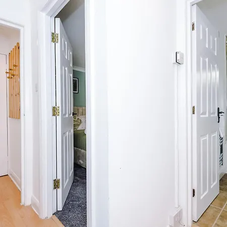 Comfy 1br In Salford, Kitchen, Wifi&parking